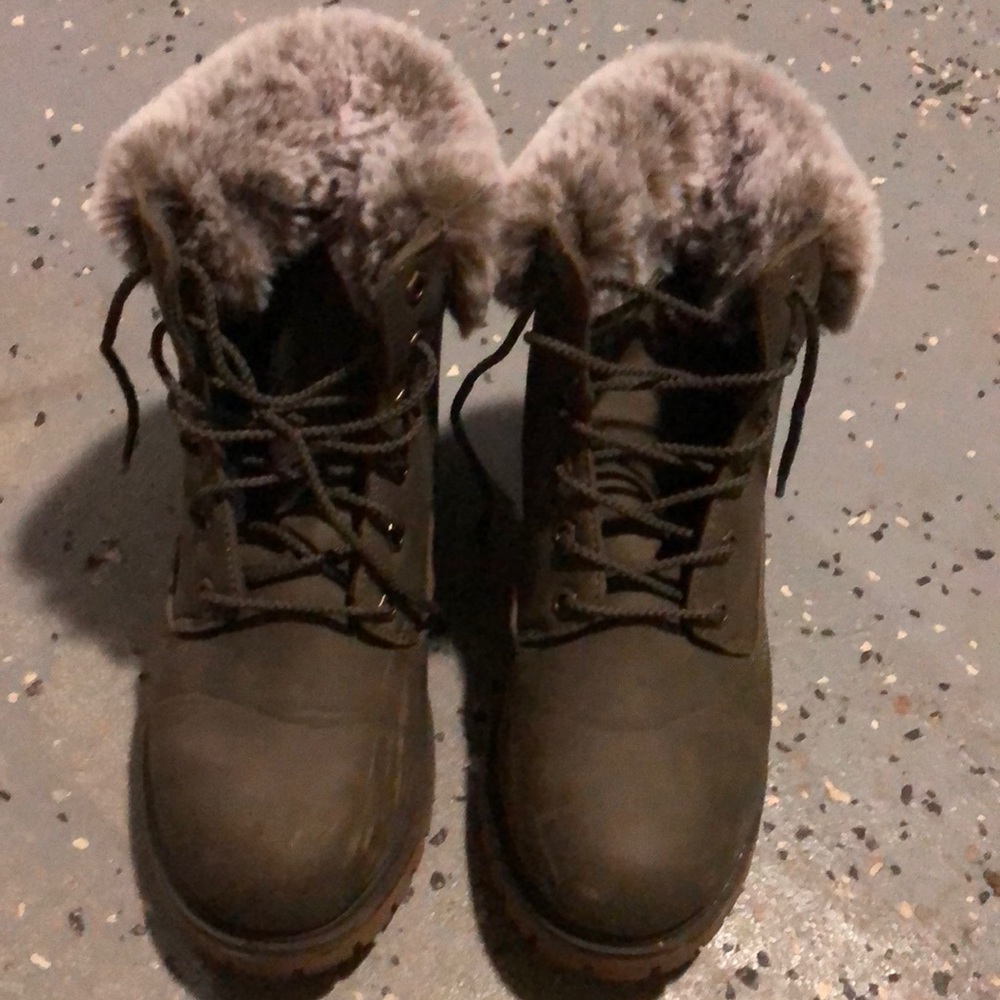 Lugs slip resistant boots